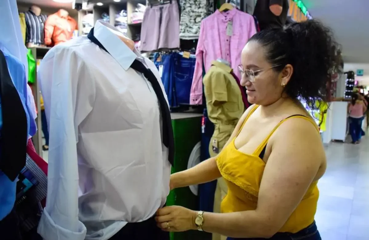 ‘Combos’ de uniformes y mochilas cuestan entre $50 y $60 por estudiante